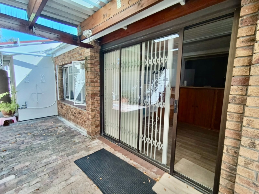To Let 3 Bedroom Property for Rent in Lionviham Western Cape